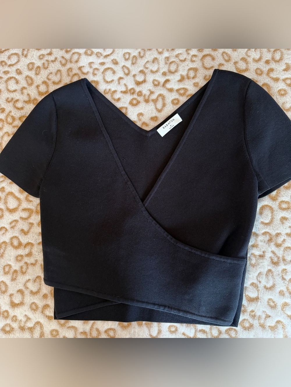 Aritzia Babaton Sculpt Knit Wrap Cropped
Short Sleeve-Black Size: M - Picture 7 of 7